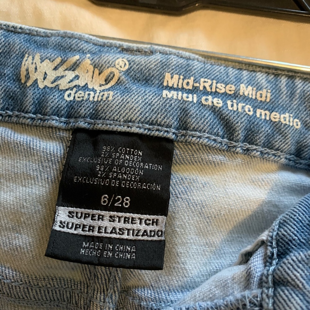 Mossimo flower shorts - Picture 3 of 3
